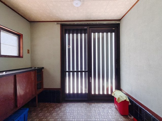 【中古戸建】行田市大字荒木の玄関|■玄関｜毎日の「いってらっしゃい」や「お帰りなさい」を大切なご家族と過ごす玄関は〈使いやすさ〉を追求しております。玄関横の物入は急な来客時でもさっとお片付けできるスペースを確保しています。