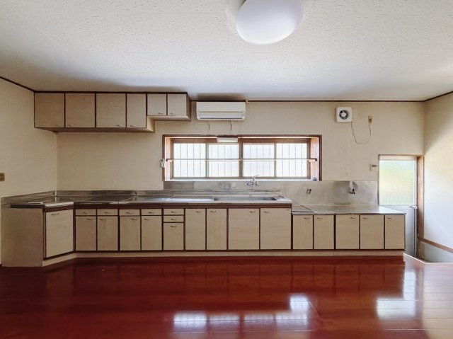 【中古戸建】行田市大字荒木のキッチン|■キッチン｜ワークトップの幅が広く、お子様といっしょにお料理をつくったり、ちょっとしたパーティーも楽しめます。フラットなのでお掃除がしやすいのもポイントです♪