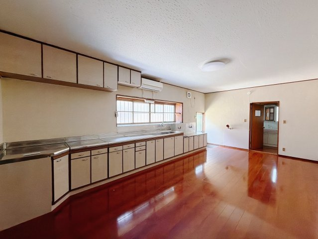 【中古戸建】行田市大字荒木のキッチン|■キッチン｜キッチンの部屋が独立している為、お料理時の油の臭いや煙などが隣接するお部屋に充満しにくい造りとなっています♪