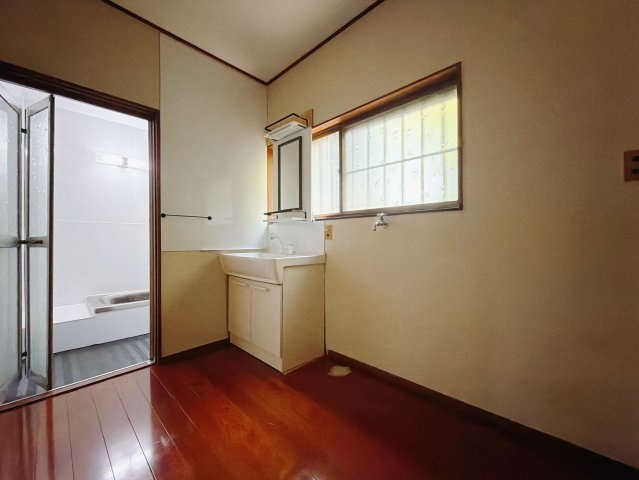 【中古戸建】行田市大字荒木の独立洗面台|■洗面室｜洗濯機を置いてもゆとりある広さの洗面脱衣室です♪大きな鏡の洗面化粧台なので身支度もしやすくおしゃれが好きな方にも嬉しい設計です♪窓があるので換気の際も楽ちんです♪