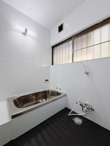 【中古戸建】行田市大字荒木の浴室|■浴室｜清潔感あふれる浴室です。1日の疲れを癒す、ゆったりとしたバスタイムをぜひお過ごしください(*＾＾*)大きな窓付きで嬉しい♪