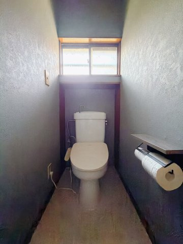 【中古戸建】行田市大字荒木のトイレ|■トイレ｜自然光が入る落ち着いた空間です。ついつい長居してしまいますね♪