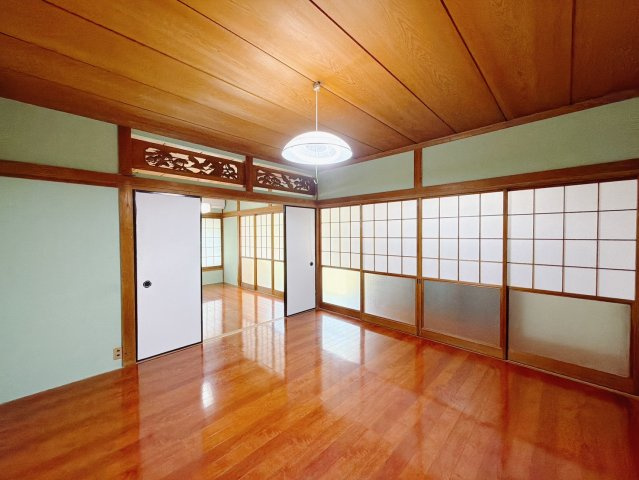 【中古戸建】行田市大字荒木の洋室|■洋室｜家具とのコーディネートを楽しめる和モダンテイスト♪木の温もりを感じる、落ち着いた和洋折衷の空間(*^^*)