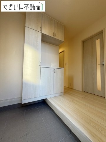 【玄関】 | Livele Garden.S熊谷市別府第5　新築住宅 | 「ただいま」と「おかえり」が自然と交わされる、明るく開放的な玄関。家族の絆が深まる場所です。
現地(2026年10月撮影)