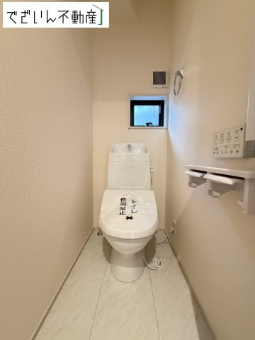 【トイレ】 | Livele Garden.S熊谷市別府第5　新築住宅 | 1・2階にトイレがございます♪朝の忙しい時間帯も待たずにすみそうですね♪毎日使う場所だから、より快適な空間に仕上げられています。
現地(2026年10月撮影)