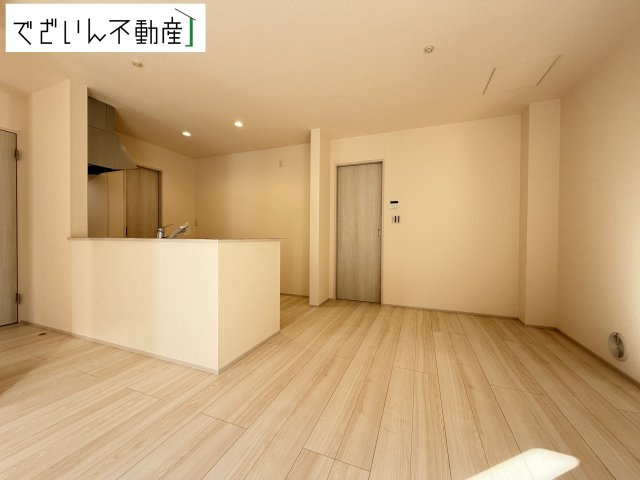 【居間・リビング】 | Livele Garden.S熊谷市別府第5　新築住宅 | 空気感という居心地の良いＢＧＭは、暮らしのステージを彩り、心のやすらぎと満足感を与えてくれます。通風と採光を考慮した設計は地域の鼓動を感じ、お寛ぎ頂くことが可能です。
現地(2026年10月撮影)