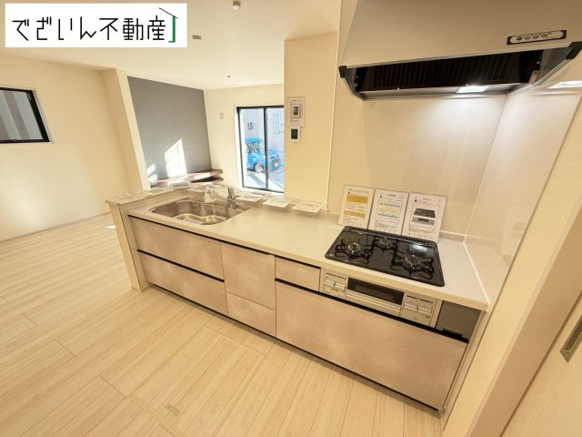 【キッチン】 | Livele Garden.S熊谷市別府第5　新築住宅 | ご家族みんなで調理ができる位のスペースを実現したキッチン空間となっております。みんなで作った料理を召し上がりながらの会話は、自然と笑いが絶えない空間がそこに広がります。
現地(2026年10月撮影)