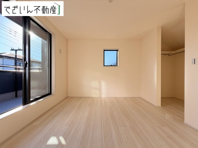 【洋室】 | Livele Garden.S熊谷市別府第5　新築住宅 | 夫婦の寝室としても使える落ち着いた居室。育児の合間にほっと一息つける、静かな時間を守ってくれます。
現地(2026年10月撮影)