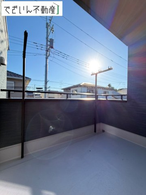 【バルコニー】 | Livele Garden.S熊谷市別府第5　新築住宅 | ずっと太陽を感じる事ができるのは、遮るものが視界に無いから。彼方に広がる風景が絵画のように広がります。
現地(2026年10月撮影)