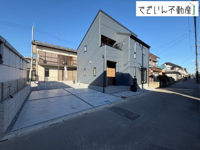 【外観】 | Livele Garden.S熊谷市別府第5　新築住宅 | 南向きの穏やかな佇まいが、家族の新しい日常を優しく包み込む。静かな街並みに、安心して子育てできる環境が整っています。
現地(2026年10月撮影)