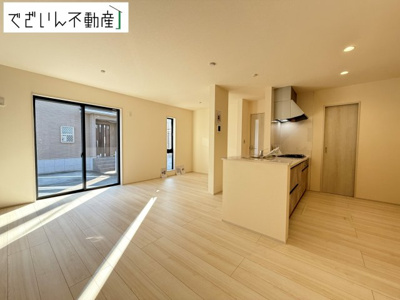 【居間・リビング】 | Livele Garden.S熊谷市別府第5　新築住宅 | 室内構成に拘り採光とセンスを散りばめた空間。それは『柔らかさ』に似た素敵な居場所。そこに暮らす人のことを考えつくり出したものは『癒し』という心地よい居場です。
現地(2026年10月撮影)
