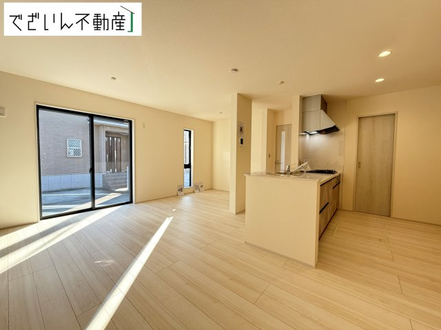 【居間・リビング】 | Livele Garden.S熊谷市別府第5　新築住宅 | 室内構成に拘り採光とセンスを散りばめた空間。それは『柔らかさ』に似た素敵な居場所。そこに暮らす人のことを考えつくり出したものは『癒し』という心地よい居場です。
現地(2026年10月撮影)