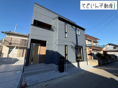 【外観】 | Livele Garden.S熊谷市別府第5　新築住宅 | 街並みに馴染む、シンプルで洗練された佇まい。暮らしにちょっとした遊び心を添えてくれるお家です。
現地(2026年10月撮影)