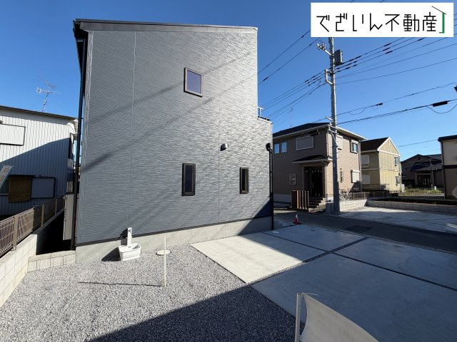 【外観】 | Livele Garden.S熊谷市別府第5　新築住宅 | 街並みに馴染む、シンプルで洗練された佇まい。暮らしにちょっとした遊び心を添えてくれるお家です。
現地(2026年10月撮影)