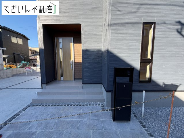 【玄関】 | Livele Garden.S熊谷市別府第5　新築住宅 | 清潔感溢れる玄関がお出迎えする本邸宅の物語は、ここから始まる日常を期待させます。この場所には「希望」と「優越」で包み込んでくれる「特別」な空間があります。
現地(2026年10月撮影)