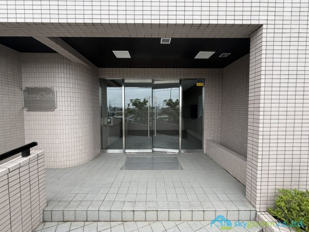 サニークレスト平塚壱番館のエントランス