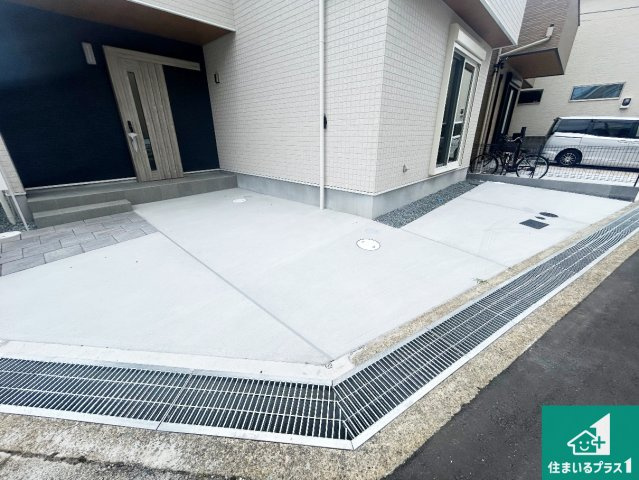 宝塚市安倉南　新築一戸建ての前面道路含む現地写真|周辺は閑静な住宅街！前面道路広々で車の出し入れも便利です。駐車が苦手な方でも安心して車庫入れできます！