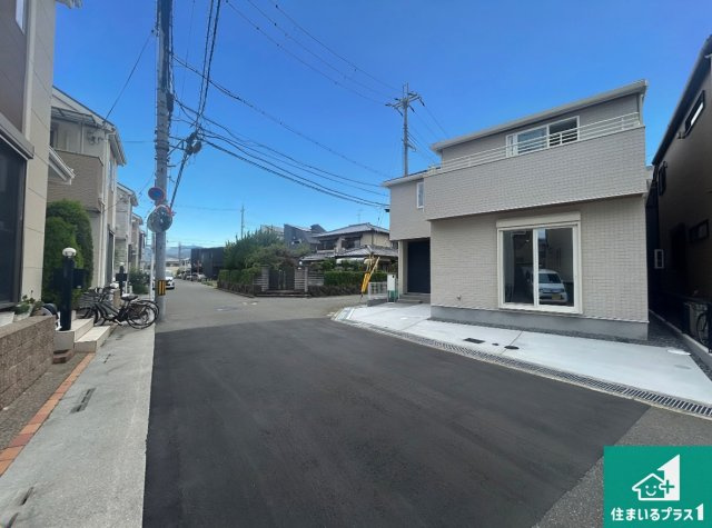 宝塚市安倉南　新築一戸建ての居間・リビング|日当たり良好の明るいリビングで朝の目覚めもスッキリできそう！対面キッチンでご家族のコミュニケーションも自然と増える設計！小さなお子様が遊ぶスペースを作っても広々とくつろげるLDK！