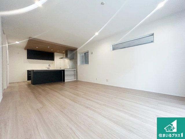 宝塚市安倉南　新築一戸建ての居間・リビング|シンプルなリビングは、観葉植物等のインテリアを楽しめますね！パパ好みにも、ママ好みにも家具次第で雰囲気を変えることができます！