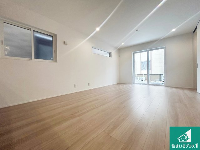 宝塚市安倉南　新築一戸建てのキッチン|リビングと統一感があり、使い勝手のいいキッチン。広々としているので、二人並んで作業が出来ちゃいます。お子様と一緒に色々なお料理に挑戦できるスペースがあります。