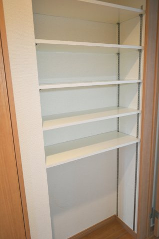 ルクラの収納|キッチン反対側の収納は、調味料や食器入れに最適です