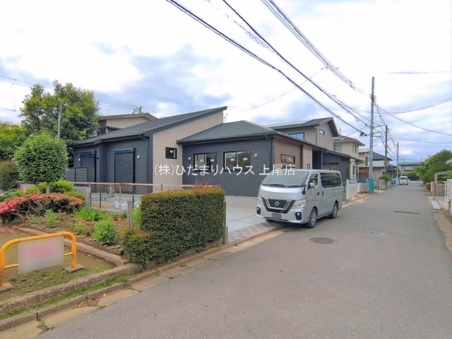 上尾市小泉　新築平屋戸建　ブルーミング01の前面道路含む現地写真