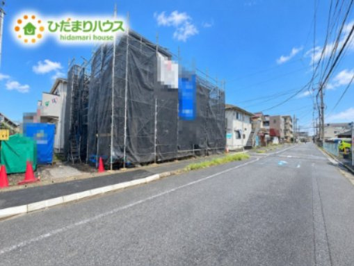 上尾市本町5丁目　新築戸建　ブルーミング05の前面道路含む現地写真|※空はAI加工をしています。