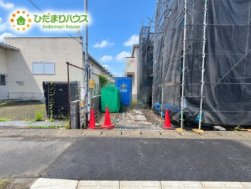 上尾市本町5丁目　新築戸建　ブルーミング05の駐車場|※空はAI加工をしています。