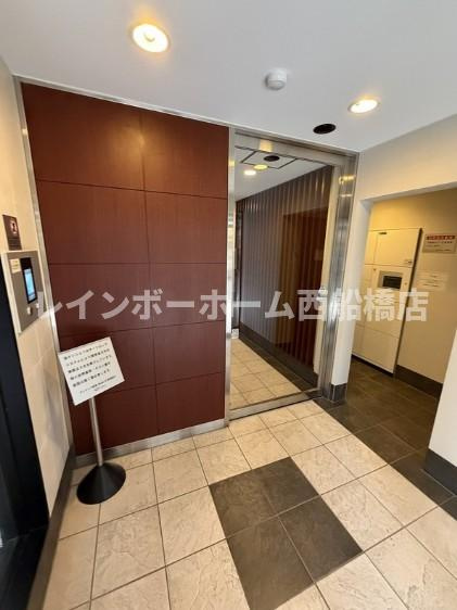 船橋市本町１丁目のアパートのロビー