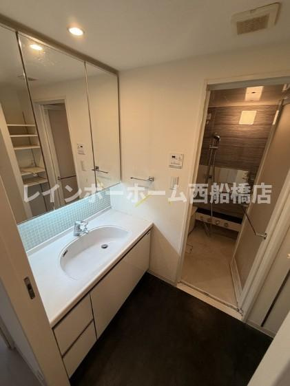 船橋市本町１丁目のアパートの洗面所