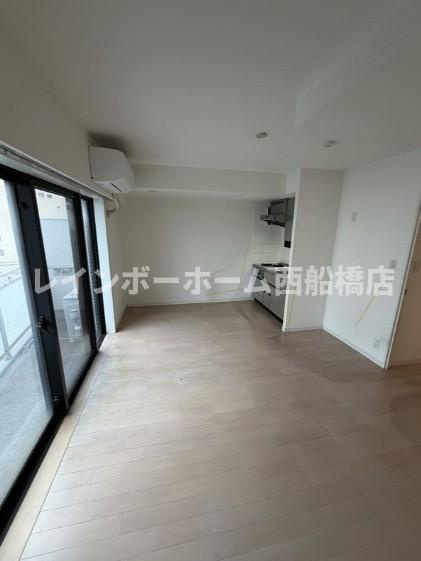 船橋市本町１丁目のアパートの居間・リビング