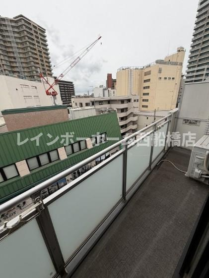 船橋市本町１丁目のアパートのバルコニー