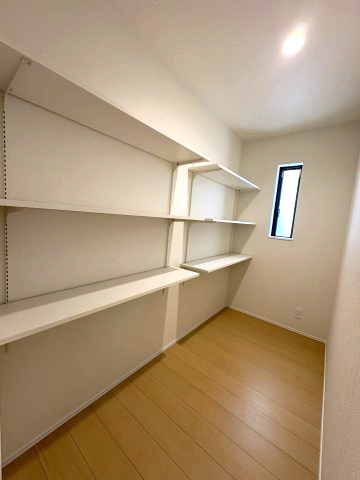 戸田市川岸３丁目2180番　C号棟　新築戸建てのその他|１階パントリー