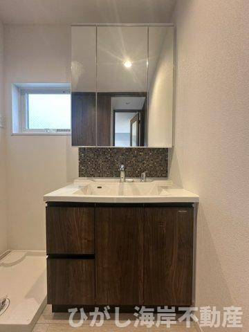 茅ヶ崎市南湖3丁目　新築戸建　全2棟の独立洗面台|三面鏡化粧台