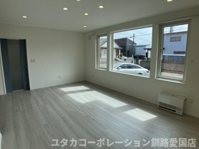 【居間・リビング】 | 美原3丁目38-1売家 | ワイドな窓がもたらす圧倒的な開放感☆