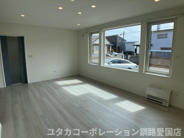 【居間・リビング】 | 美原3丁目38-1売家 | ワイドな窓がもたらす圧倒的な開放感☆