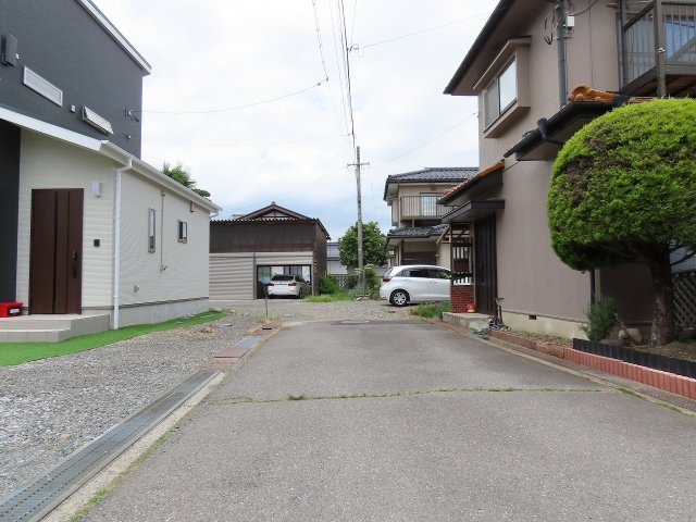 波田　売中古住宅の前面道路含む現地写真