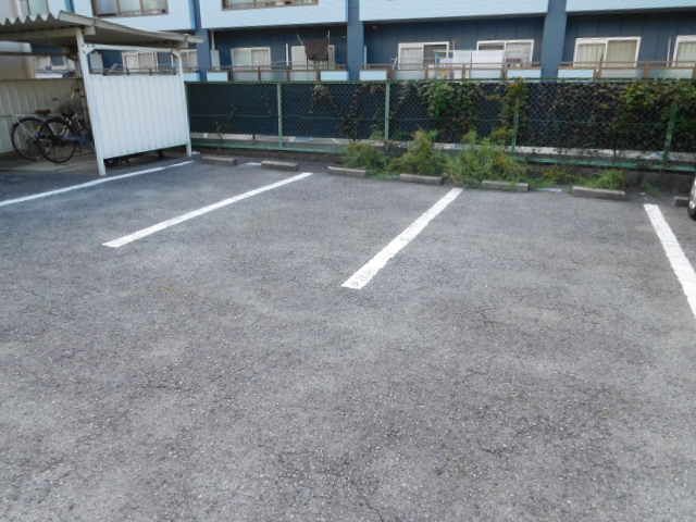 姫路市白浜町宇佐崎北３丁目のハイツの駐車場