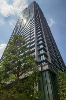 【外観】 | シエリアタワー大阪堀江 | 【外観】高層部はシンプルなフォルムとモノトーンカラー、基壇部は重厚な天然石とモダンな化粧格子で構成。