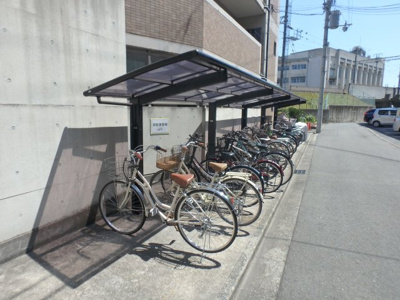 【その他共用部分】 | ハイツ北口 | 屋根付き駐輪スペースです
