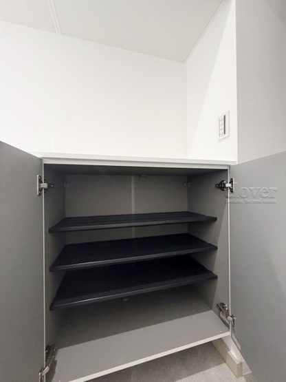 【収納】 | ライオンズマンション目黒第2 | 玄関に設置されたシューズボックス。ご家庭にある靴の収納が可能かどうか、ぜひチェックしてみてください。～即日のご見学可能～　お問合せはお気軽にどうぞ。
