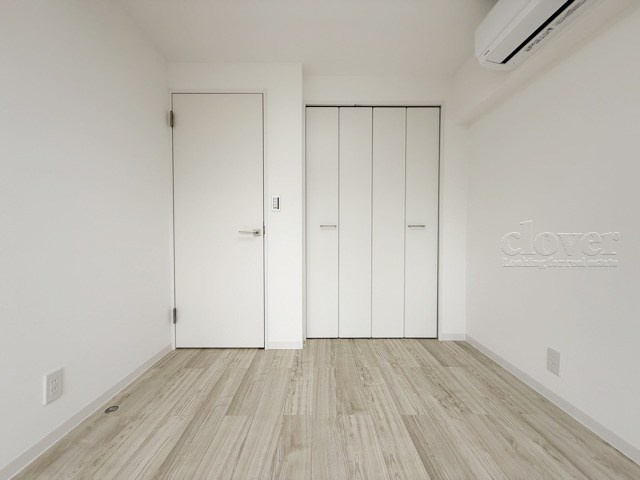 【寝室】 | ライオンズマンション目黒第2 | 大きな収納力が魅力の洋室。多くのお客様から、「欲しいもの＝収納」という声をいただきますが、まさにこのようなお部屋は需要の高さを感じます。～即日のご見学可能～　お問合せはお気軽にどうぞ。