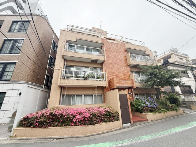 【外観】 | ライオンズマンション目黒第2 | 手入れの行き届いた外壁やエントランスなど、「見ればわかる」レベルで清潔感を保ったマンションです。築年数を感じさせない姿で皆様をお出迎えします。～即日のご見学可能～　お問合せはお気軽にどうぞ。