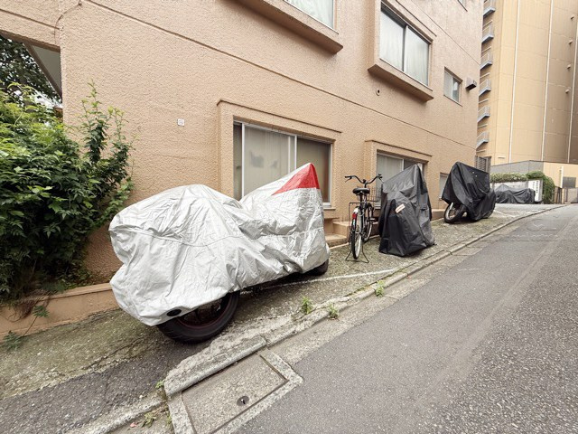 【駐車場】 | ライオンズマンション目黒第2 | バイク置き場。空き区画の有無や駐輪料金、サイズおよび排気量規定などについては、改めてお問い合わせください。～即日のご見学可能～　お問合せはお気軽にどうぞ。