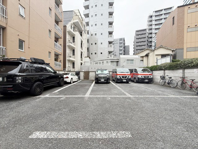 【駐車場】 | ライオンズマンション目黒第2 | マンションの駐車場スペース。空きの有無や駐車料金、サイズ規定などについては、改めてお問い合わせください。～即日のご見学可能～　お問合せはお気軽にどうぞ。