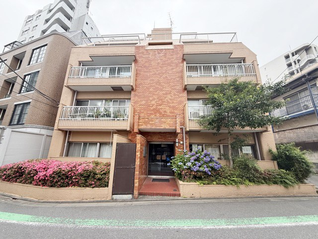 【外観】 | ライオンズマンション目黒第2 | 手入れの行き届いた外壁やエントランスなど、「見ればわかる」レベルで清潔感を保ったマンションです。築年数を感じさせない姿で皆様をお出迎えします。～即日のご見学可能～　お問合せはお気軽にどうぞ。