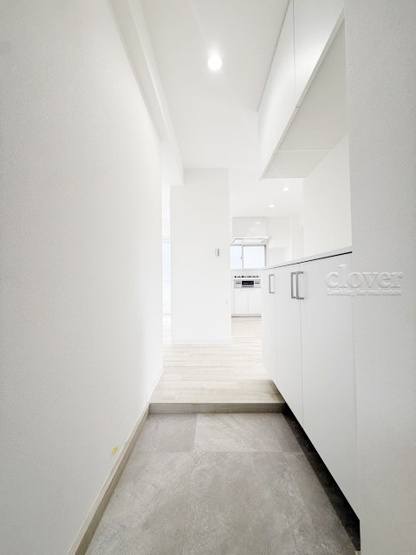 【玄関】 | ライオンズマンション目黒第2 | 玄関ドアを背に、室内を望みます。ナチュラル系の色合いを重視した内装のイメージをご確認ください。お部屋の第一印象やイメージを決定づける空間です。～即日のご見学可能～　お問合せはお気軽にどうぞ。