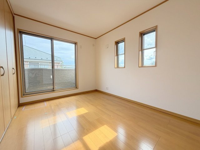 三郷市彦成1丁目　中古戸建の洋室|バルコニーに面した明るい洋室6帖・主寝室としていかがでしょう