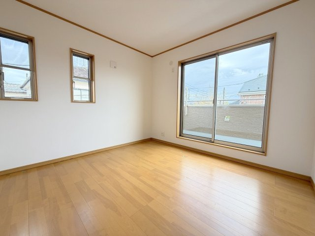 三郷市彦成1丁目　中古戸建の洋室|バルコニーに面した明るい洋室6.1帖