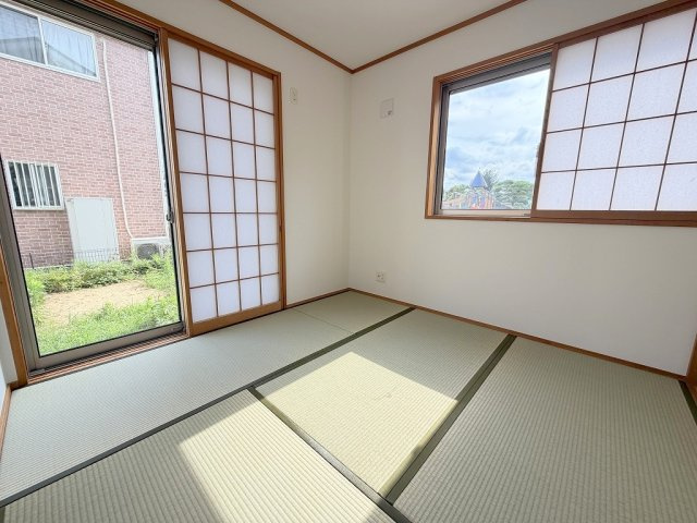 三郷市彦成1丁目　中古戸建の和室|リビング横にマルチに使える和室を完備